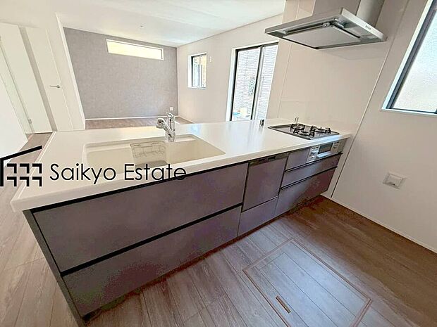 【キッチン（2号棟）】リビングにいる家族とコミュニケーションがとりやすい、人気のカウンターキッチンを採用。小さなお子さんがリビングにいても目が届くので安心。来客時には会話を楽しみながらお料理もできます。