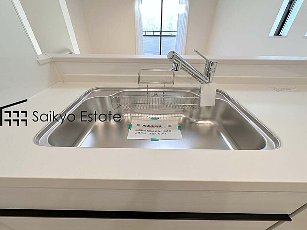 【浄水器】「浄水器」をスリムに内蔵したハンドシャワー式の水栓金具です。シンクもスッキリ！
