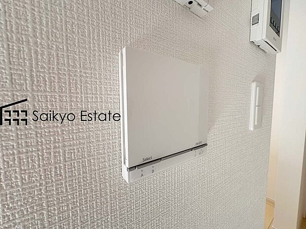 【床暖房】「リビング床暖房」は、空気を汚さずに室内を快適な温度に保ってくれます。お子様でも安心してつける事ができる暖房器具です。
