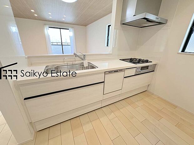 【キッチン】リビングにいる家族とコミュニケーションをとりながら作業が出来る人気のカウンターキッチン。お子様がリビングにいても目が届くので安心です。