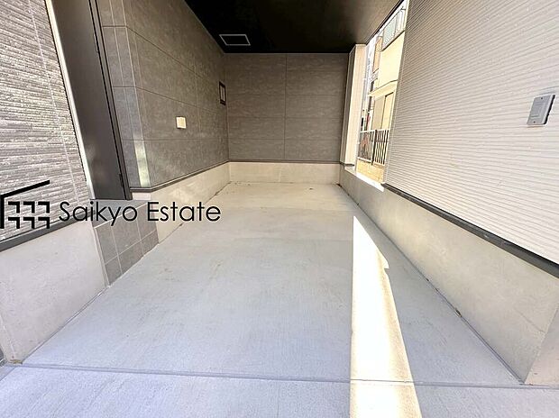 【駐車場】カースペースはビルトインガレージのため雨風から愛車を守ってくれます。また、雨の日でも車からの荷物の搬入が濡れずに行えます！