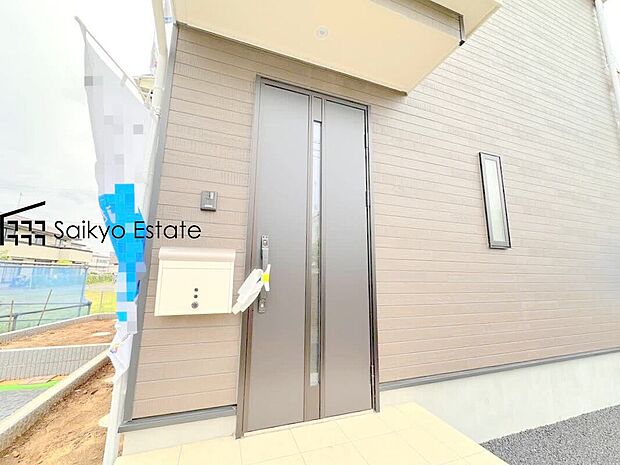 【玄関】家の顔となる玄関は、格調高いデザイン性が求められます。高級感と断熱性、防犯性に優れた玄関ドアを標準装備。