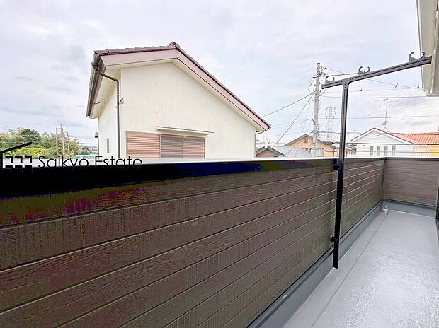 【バルコニー】お洗濯物やお布団を干すのに十分なスペースを確保したバルコニー。南向きで陽当りも良好です♪