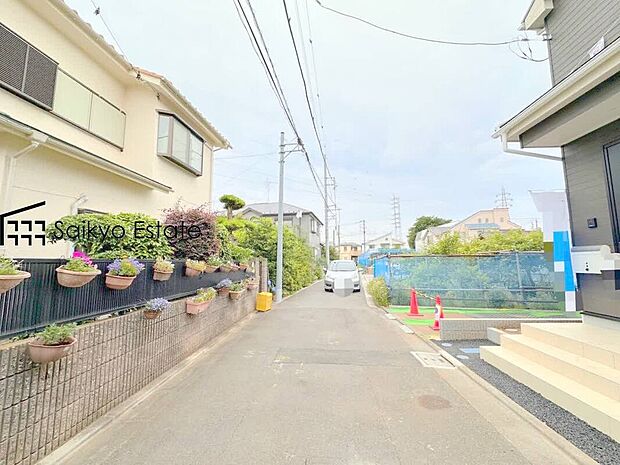 【前面道路】子育てにも嬉しい、緑豊かな自然が広がる閑静な住宅地、南向きの邸宅です。この機会に是非現地をご覧ください。