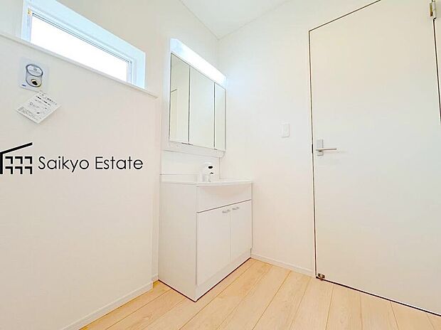 【洗面】三面鏡付きの洗面化粧台を完備。収納スペースも十分ございますので、ドライヤーなどすっきりと片付きます♪