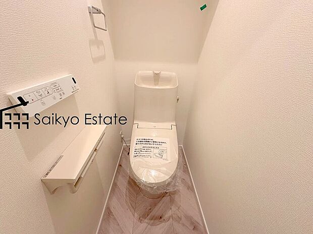 【ウォシュレット付トイレ】「温水清浄便座付きトイレ」は日々の生活を快適にしてくれます。毎日使う場所だからこそ、こだわりたいポイントですね。
