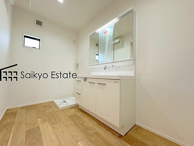 【【洗面台】　】三面鏡付きの洗面化粧台を完備。収納スペースも十分ございますので、ドライヤーなどすっきりと片付きます♪