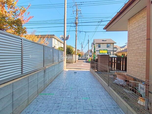 【アプローチ】お車の出し入れがスムーズに出来る前面道路になります。ストレスを感じる事なく出来ますので駐車苦手な方もご安心いただけます。
