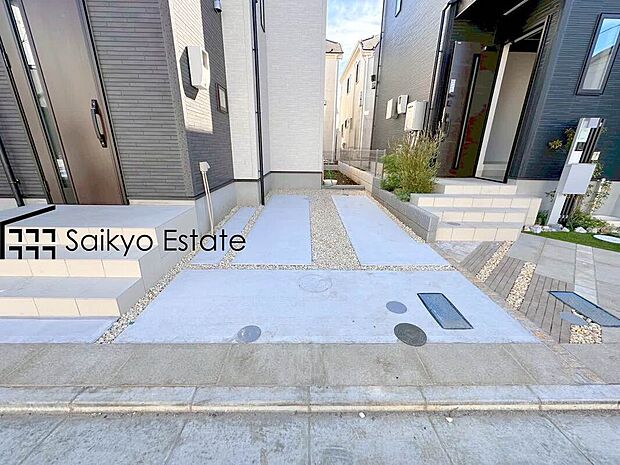 【カースペース(2号棟)】お車の出し入れがスムーズに出来る前面道路になります。ストレスを感じる事なく出来ますので駐車苦手な方もご安心いただけます。