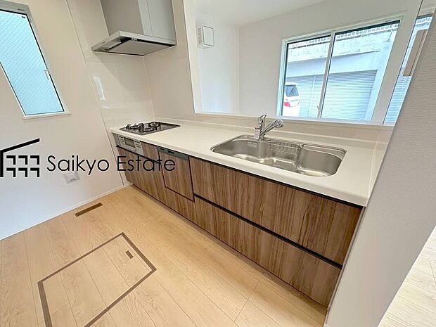 【キッチン】リビングにいる家族とコミュニケーションをとりながら作業が出来る人気のカウンターキッチン。お子様がリビングにいても目が届くので安心です。食洗機付きです