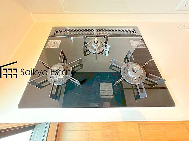 【【3口ガスコンロシステム】】「3口ガスコンロシステム」はたくさんの料理が同時に作れて便利な上、凹凸が少ないフラットトップなのでお掃除も楽々です。
