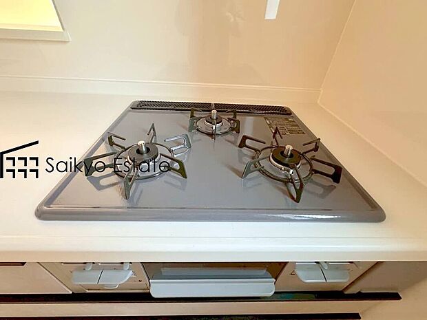 【【3口コンロ】】3口ガスコンロシステムはたくさんの料理が同時に作れて便利な上、凹凸が少ないフラットトップなのでお掃除も楽々です。
