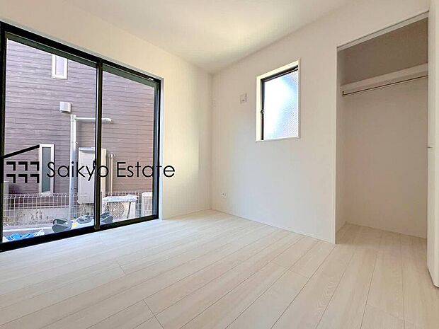 【洋室（施工例）】2面採光で明るく風通しも良好です！天気の良い日は是非窓を開けて空気の入れ替えをしてみるのはいかがでしょうか♪