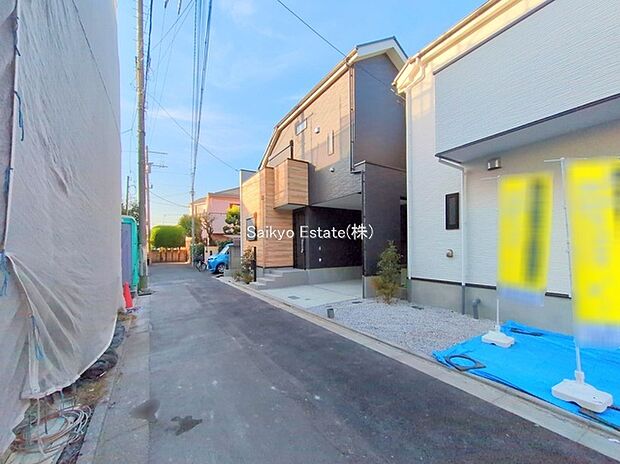 【前面道路】お車の出し入れがスムーズに出来る前面道路になります。ストレスを感じる事なく出来ますので駐車苦手な方もご安心いただけます。
