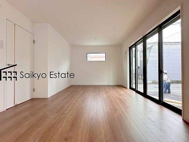 【リビング】開放感と採光にこだわった広々としたLDKです。陽光いっぱいの空間で家族団らんの時間も増えそうですね！うれしい床暖房完備で寒い季節も足元から暖めてくれます！