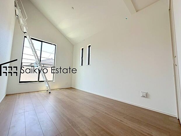 【居室（A号棟）】2面採光で明るく風通しも良好です！天気の良い日は是非窓を開けて空気の入れ替えをしてみるのはいかがでしょうか♪
