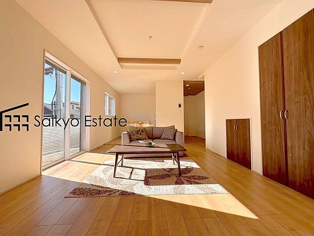 【リビング】開放感と採光にこだわった広々LDKです。陽光いっぱいの空間で家族団らんの時間も増えそうですね！