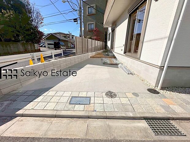 【カースペース（1号棟）】開発道路内は4.5ｍの幅員があり、お車の切り替えしも出来ますので、駐車もスムーズに行えます！駐車が少し苦手なママさんでも安心ですね♪