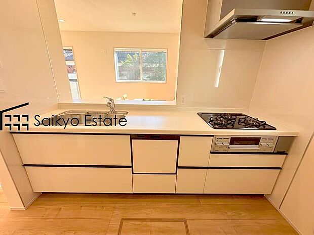 【キッチン】リビングにいる家族とコミュニケーションをとりながら作業が出来る人気のカウンターキッチン。お子様がリビングにいても目が届くので安心です。