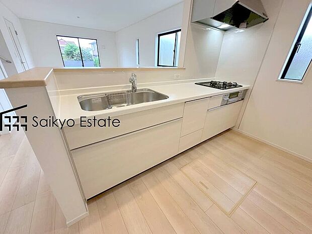 【キッチン】リビングにいる家族とコミュニケーションをとりながら作業が出来る人気のカウンターキッチン。お子様がリビングにいても目が届くので安心です。