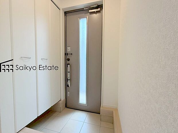 【玄関（1号棟）】玄関には収納力に優れたシューズボックスがございますので、ご家族みんなの靴が十分入ります！