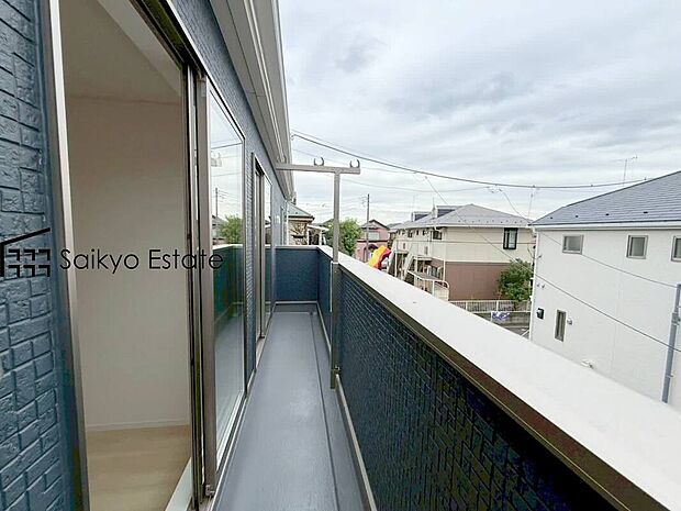 【バルコニー（1号棟）】広々とした南向きバルコニーには家族全員のお洗濯物も楽に干せます。南面からの光と風に満ちた室内の延長空間が、暮らしに心地よい開放感をもたらします。