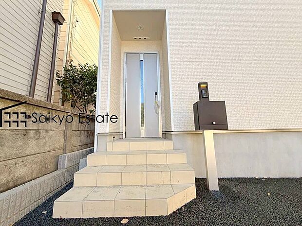 【玄関】小学校まで徒歩約8分でお子様が無理なく通える距離です。保育園や幼稚園も近くに多数あり、子育てファミリーには嬉しい環境です！