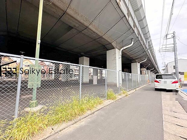 【前面道路を含む現地写真】お車の出し入れがスムーズに出来る前面道路になります。ストレスを感じる事なく出来ますので駐車苦手な方もご安心いただけます。
