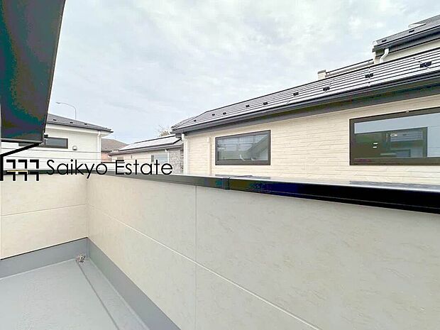 【バルコニー】交通量の少ない前面道路ですので、小さなお子様がいらっしゃるご家庭でも安心してお住まいになれます。