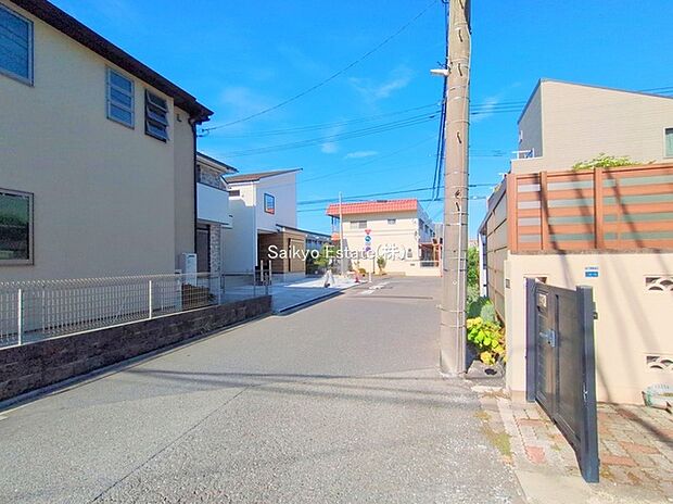 【前面道路】お車の出し入れがスムーズに出来る前面道路になります。ストレスを感じる事なく出来ますので駐車苦手な方もご安心いただけます。