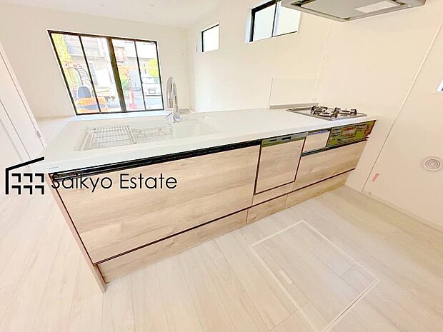 【キッチン】リビングにいる家族とコミュニケーションをとりながら作業が出来る人気のカウンターキッチン。お子様がリビングにいても目が届くので安心です。食洗機付きです！