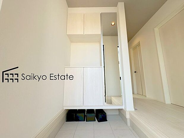 【玄関】玄関には収納力に優れたシューズボックスがございますので、ご家族みんなの靴が十分入ります！姿見のついたシューズボックスで、お出かけ前の身だしなみのチェックもバッチリです！（4号棟）