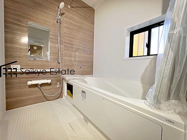 【浴室】一日の疲れを癒してくれる一坪タイプの広々バスルーム♪雨の日のお洗濯にも大活躍な浴室暖房乾燥機付きです！窓があって換気が出来るのも嬉しいですね♪
