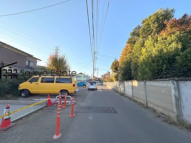 【前面道路】前面道路、幅員がございますので、駐車もスムーズに行えます！駐車が少し苦手なママさんでも安心ですね♪
