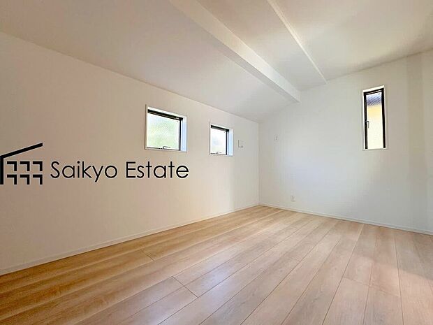 【居室】2面採光で明るく風通しも良好です!天気の良い日は是非窓を開けて空気の入れ替えをしてみるのはいかがでしょうか♪