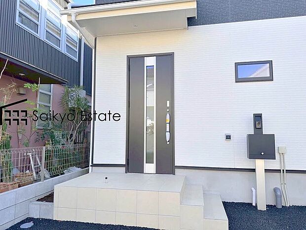 【玄関（2号棟）】家の顔となる玄関は、格調高いデザイン性が求められます。高級感と断熱性、防犯性に優れた玄関ドアを標準装備。