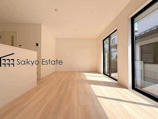 【リビング（2号棟）】家族が集い、楽しい会話と美味しいごはん。何気ない家族団らんの時間が幸せに感じられる、そんな空間になりそうです。