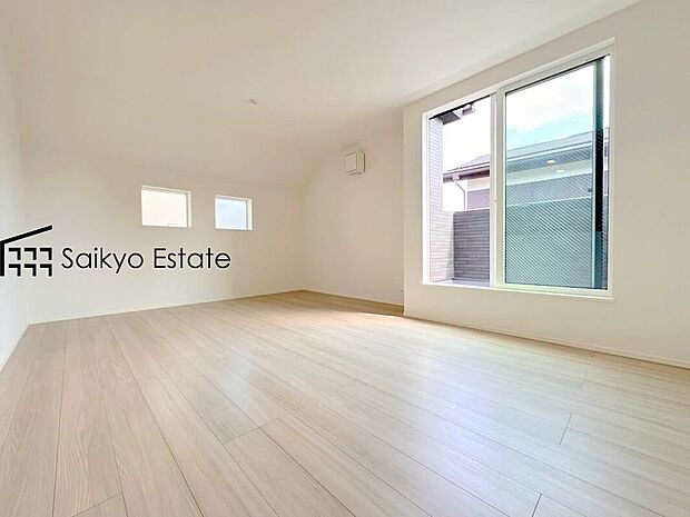 【リビング】南向きの大きな窓からは圧倒的な光が差し込み、1年を通して明るいリビングを照らしてくれます。家族みんなが集まる空間がいつでも明るいのは嬉しいですね。