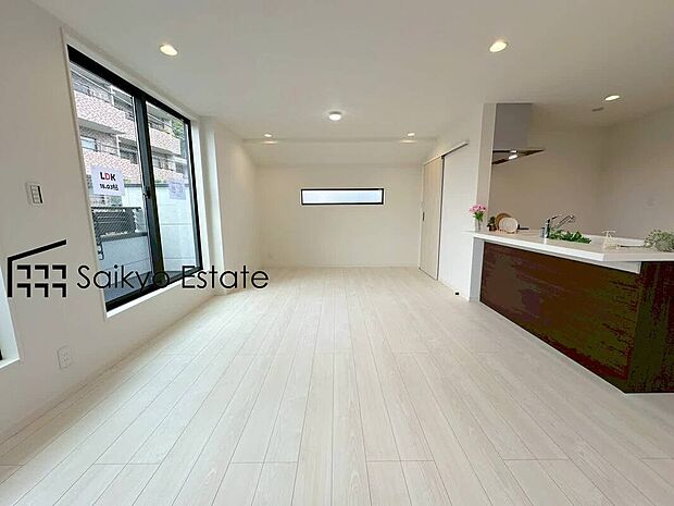 【リビング】開口部の大きな窓！陽当り良好なリビングです。うれしい床暖房完備で寒い季節も足元から暖めてくれます！
