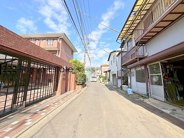 【前面道路】交通量の少ない前面道路ですので、小さなお子様がおられるご家庭でも安心してお住まいいただけます。