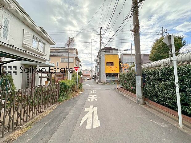 【前面道路】交通量の少ない前面道路ですので、小さなお子様がおられるご家庭でも安心してお住まいいただけます。