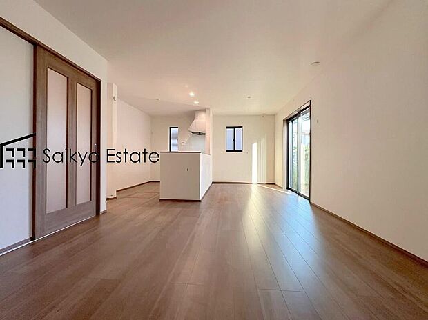 【リビング(B号棟)】開放感と採光にこだわった広々としたLDKです。陽光いっぱいの空間で家族団らんの時間も増えそうですね!