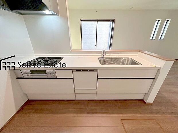 【キッチン(B号棟)】リビングにいる家族とコミュニケーションをとりながら作業が出来る人気のカウンターキッチン。お子様がリビングにいても目が届くので安心です。