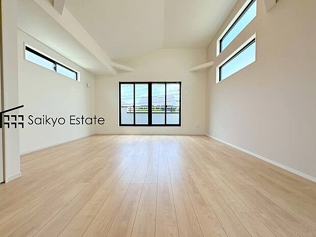 【リビング】開放感と採光にこだわった広々としたLDKです。陽光いっぱいの空間で家族団らんの時間も増えそうですね！