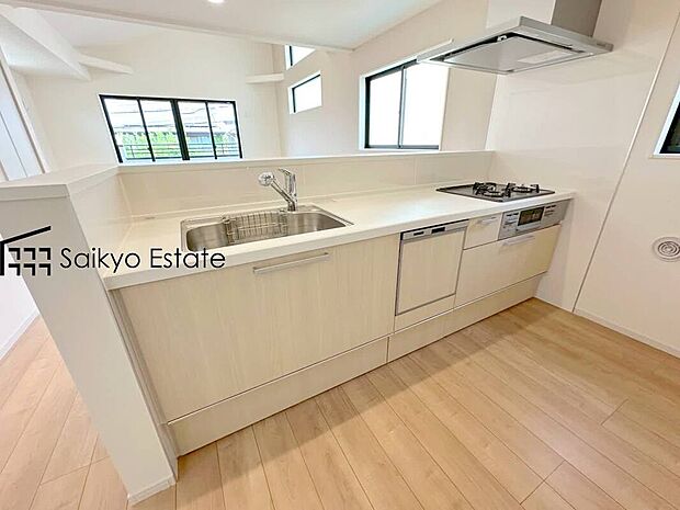 【キッチン】リビングにいる家族とコミュニケーションをとりながら作業が出来る人気のカウンターキッチン。お子様がリビングにいても目が届くので安心です。食洗機付きです！