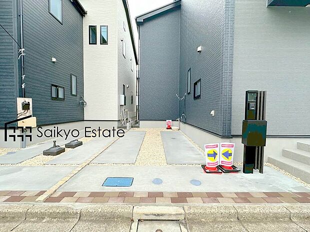 【駐車場】カースペースはコンクリート仕上げの為、雨の日でも足元が気になりません！自転車やバイクを置くスペースもございます！
