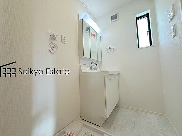 【【シャワー付き洗面化粧台】】「シャンプードレッサー付きの洗面台」は暮らしを快適にしてくれます。朝の身支度もスムーズに♪
