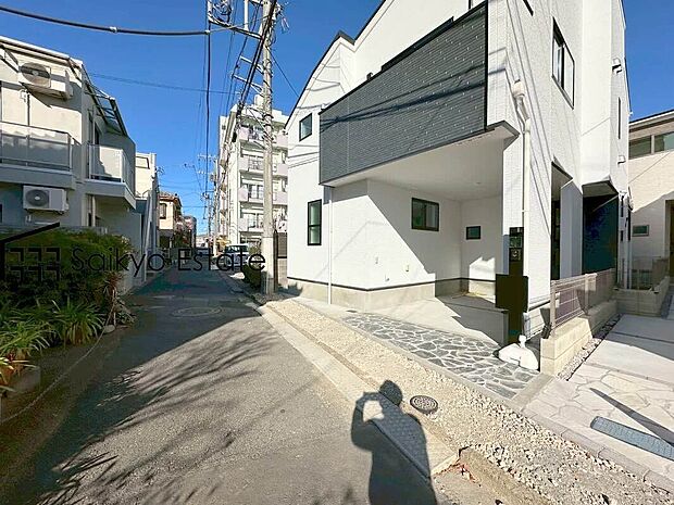 【前面道路】交通量の少ない前面道路ですので、小さなお子様がおられるご家庭でも安心してお住まいいただけます。