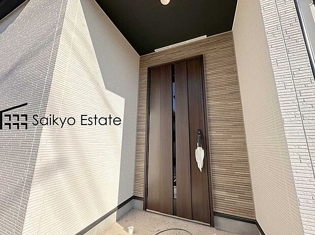 【玄関】小学校まで徒歩約10分、中学校まで徒歩約9分でお子様が無理なく通える距離です。保育園や幼稚園も近くに多数あり、子育てファミリーには嬉しい環境です！