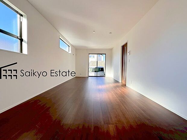 【リビング（1号棟）】開放感と採光にこだわった広々としたLDKです。陽光いっぱいの空間で家族団らんの時間も増えそうですね！